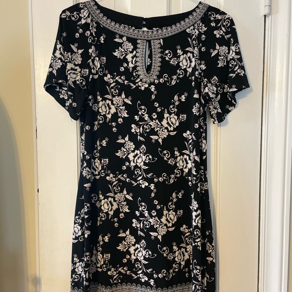 White House Black Market Black and White Keyhole Front Dress